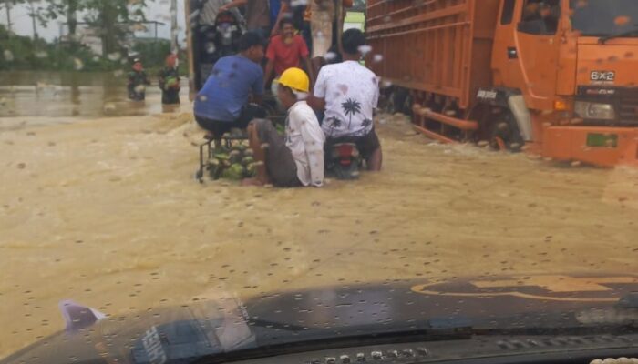 Terobos Banjir, PMI Langsa Antarkan Bantuan