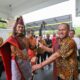 WAGUBSU Musa Rajekshah, menerima Tongkat Balehat Raja, dari Ketua PPSD Siahaan Dohot Boruna Medan Maruli Siahaan, sebagai simbol kepemimpinan. Waspada/Ist