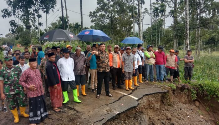 Forkopimda Agara Dan Anggota DPR RI Tinjau Jalan Putus Dihantam Banjir