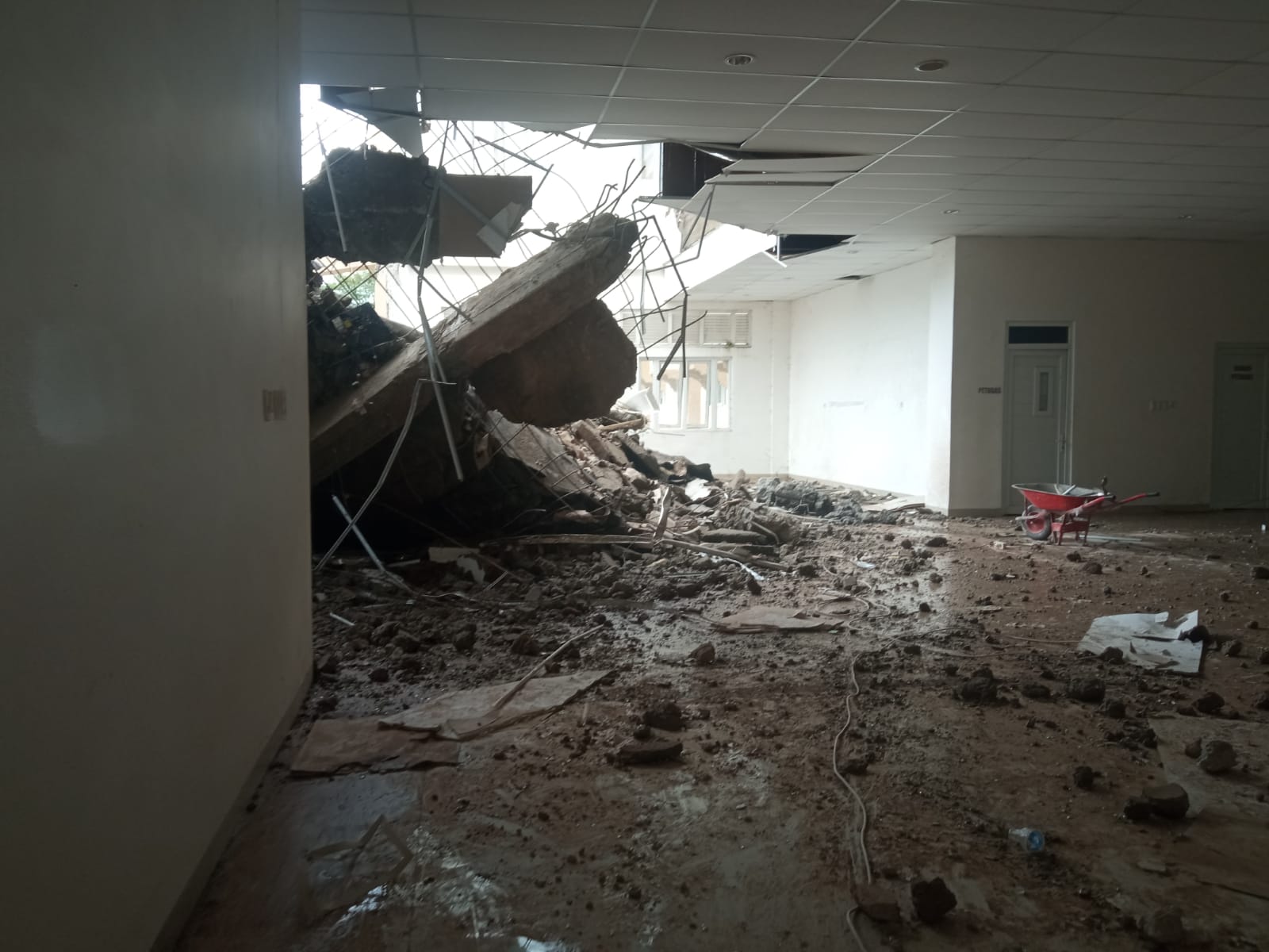 Belum Sempat Digunakan Gedung RS Regional Ambruk