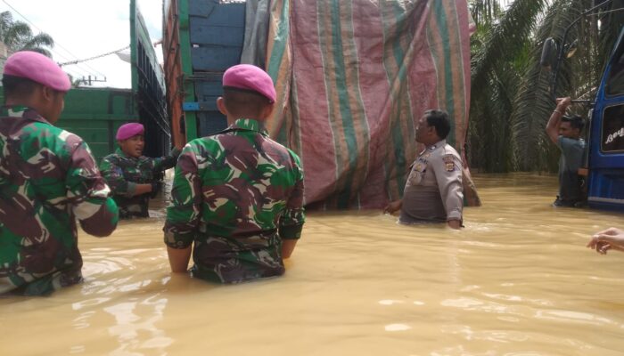 Polisi Dan Marinir Bantu Kenderaan Terjebak Banjir Di Perbatasan Aceh Tamiang