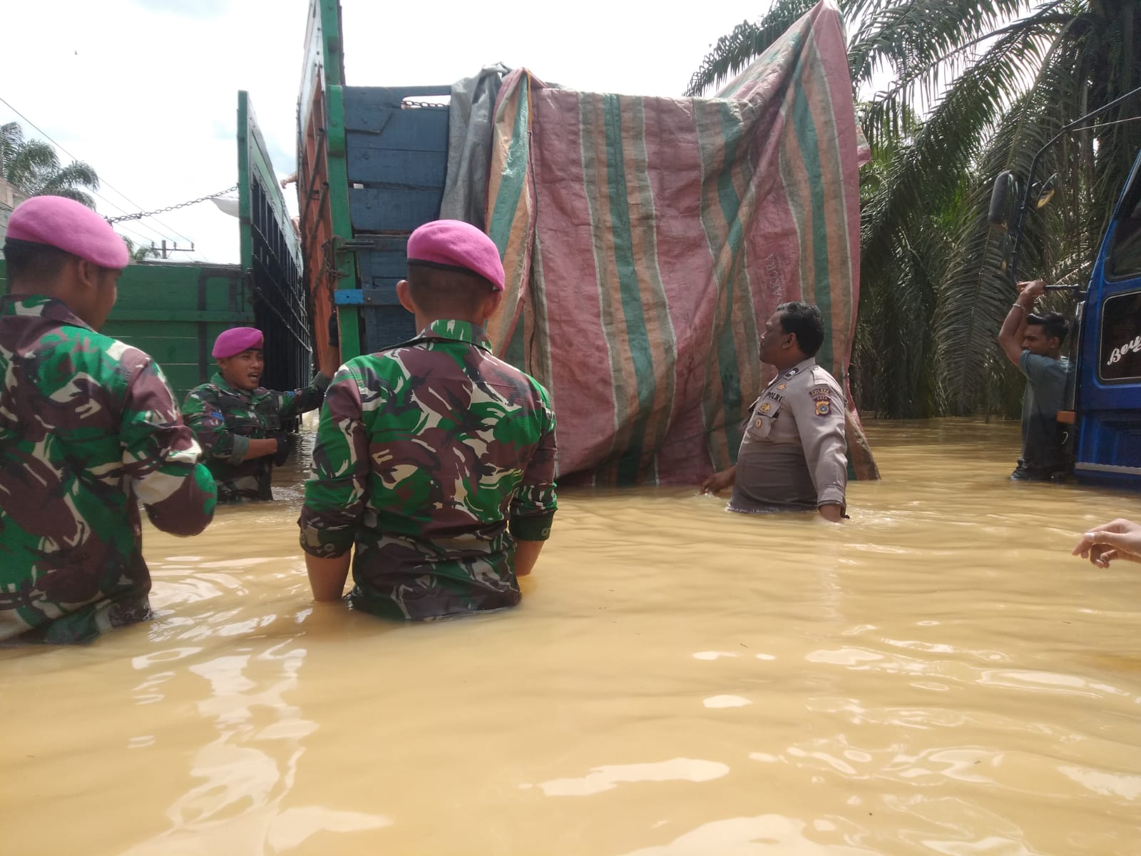 Polisi Dan Marinir Bantu Kenderaan Terjebak Banjir Di Perbatasan Aceh Tamiang