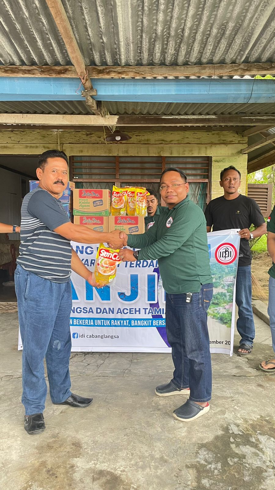 IDI Cabang Kota Langsa Salurkan Bantuan Korban Banjir IDI Cabang Kota Langsa Salurkan Bantuan Korban Banjir