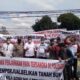 ALIANSI Mahasiswa dan Masyarakat Bersatu menggelar aksi demonstrasi di depan Mapolda Sumut terkait mafia tanah di Kec. Sitalasari Pematangsiantar, Senin (7/11). Waspada/gito ap
