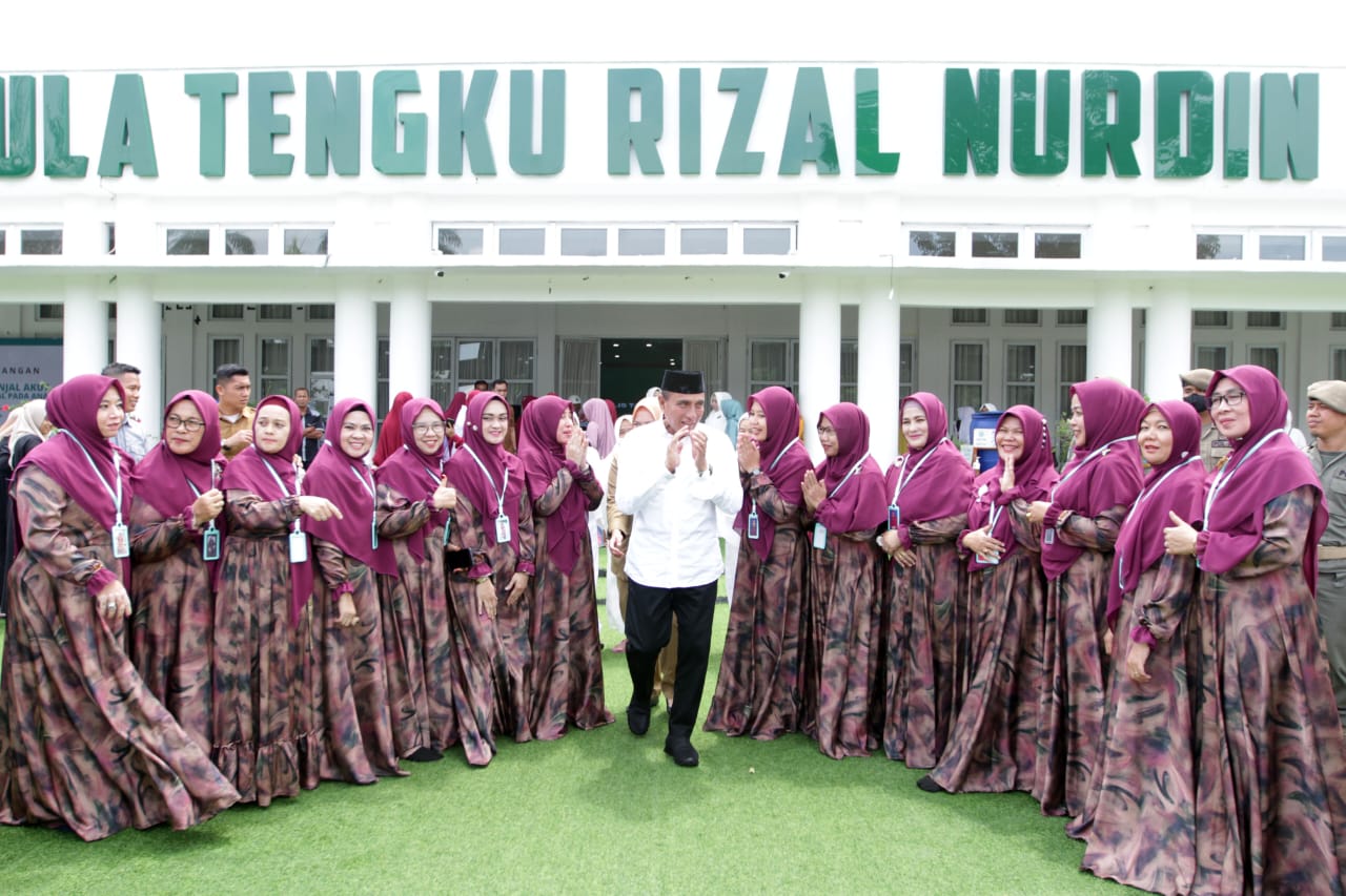 GUBSU Edy Rahmayadi, meninggalkan Aula T. Rizal Nurdin, usai menghadiri pelantikan pengurus Majelis Taklim Al-Haura.Waspada/Ist
