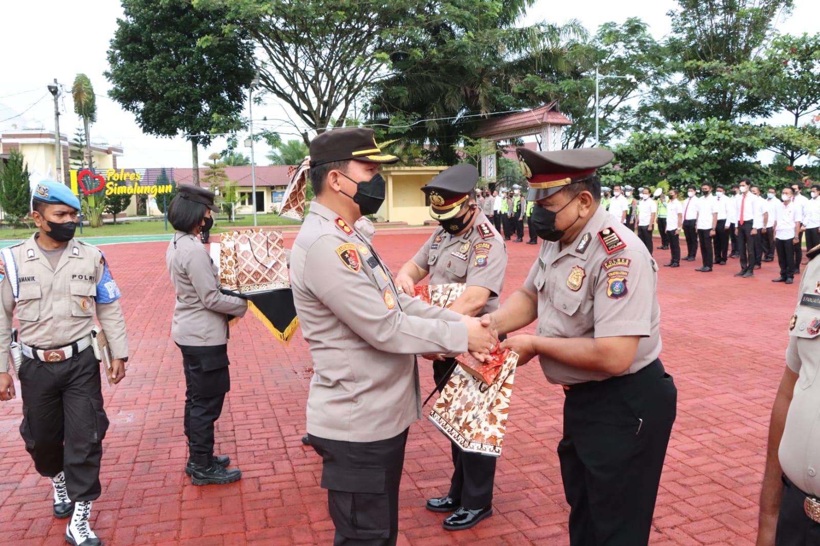Kapolres Simalungun Beri Penghargaan Kepada Personel Berprestasi Kapolres Simalungun Beri Penghargaan Kepada Personel Berprestasi