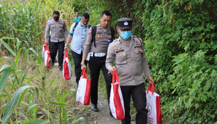Bhabinkamtibmas Polres Taput Salurkan Bantuan Presiden RI Dan Kapolri Kepada Korban Gempa