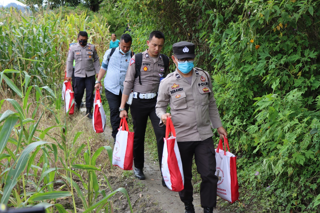 Bhabinkamtibmas Polres Taput Salurkan Bantuan Presiden RI Dan Kapolri Kepada Korban Gempa