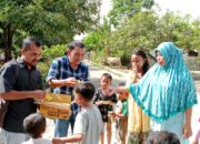 Anggota DPRK Aceh Tamiang Bagikan Es Krim Ke Anak-anak Korban Banjir