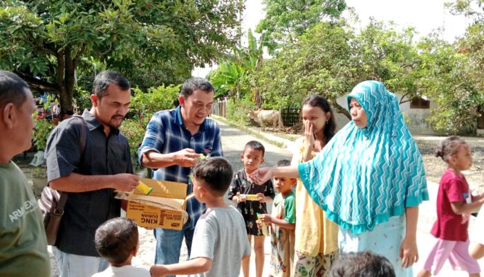 Anggota DPRK Aceh Tamiang Bagikan Es Krim Ke Anak-anak Korban Banjir