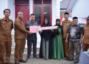 Ketua DPRK Banda Aceh Serahkan Dua Unit Rumah Bantuan Korban Kebakaran Gampong Keuramat