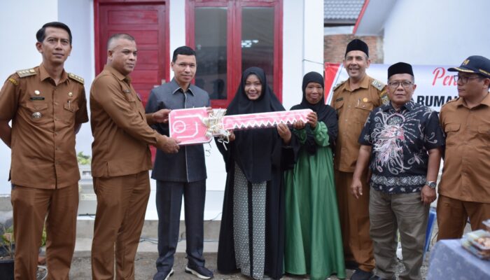 Ketua DPRK Banda Aceh Serahkan Dua Unit Rumah Bantuan Korban Kebakaran Gampong Keuramat