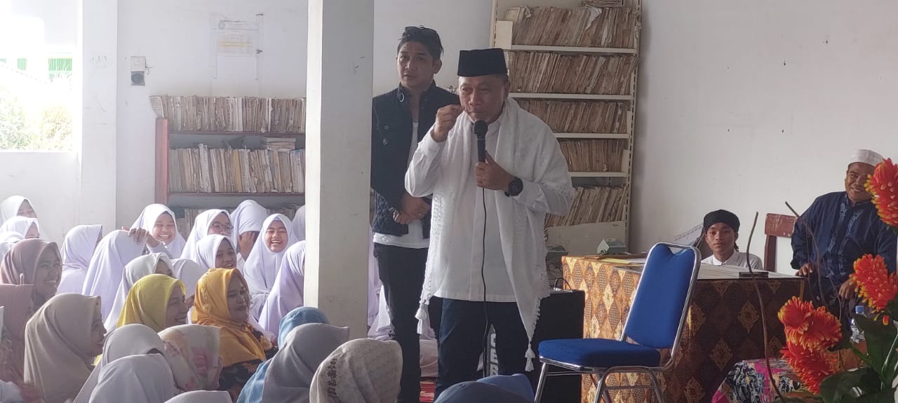 Ketum PAN Zulkifli Hasan Bantu Rp50 Juta Untuk Pembangunan Ponpes Darul Ikhlas Ketum PAN Zulkifli Hasan Bantu Rp50 Juta Untuk Pembangunan Ponpes Darul Ikhlas