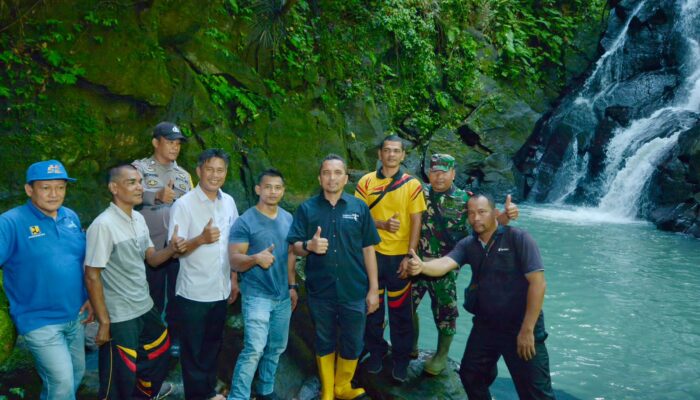 <em>Pj Wali Kota Sabang Berbaur Dengan Masyarakat Gotong Royong di Objek Wisata Air Terjun</em>