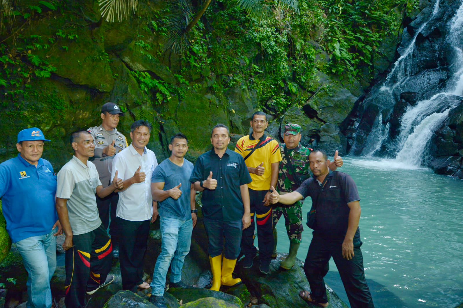 <em>Pj Wali Kota Sabang Berbaur Dengan Masyarakat Gotong Royong di Objek Wisata Air Terjun</em>