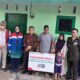 Wakil Bupati Deliserdang, Ali Yusuf Siregar, Manager CSR PT Pertamina (Persero) Dian Hapsari, Direktur Pemberdayaan Ekonomi Keluarga BKKBN, Ahmad Taufik, Dandim 0204 Deliserdang Letkol Yoga Febrianto dan lainnya foto bersama penerima manfaat bedah rumah dan intervensi gizi spesifik, di Lingkungan I, Kelurahan Paluh Kemiri, Lubukpakam, Kab. Deliserdang, Kamis (10/11). - waspada/sugiarto