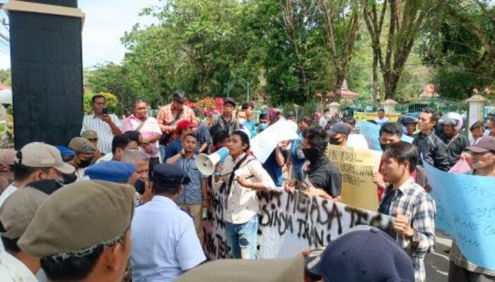 Aktivis FPP Demo Kantor Wali Kota dan DPRD Sibolga