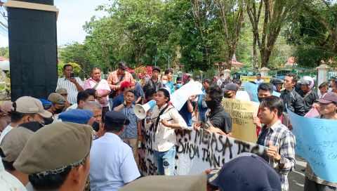 PULUHAN pendemo datangi Kantor Walikota Sibolga Jl Dr. Sutomo, Kelurahan Simare-mare, Rabu (9/11). Waspada/m yusuf siregar