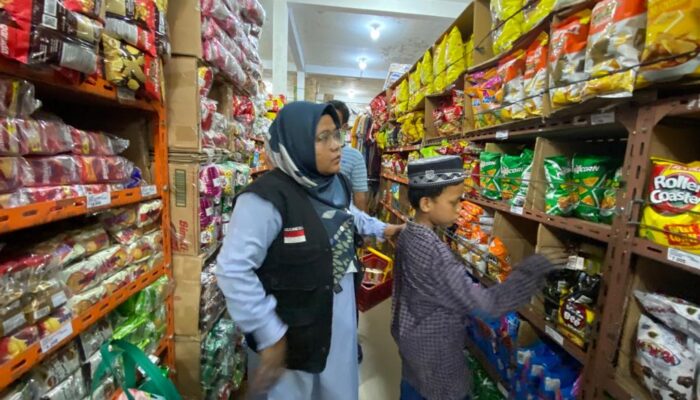 <em>Belanja Bareng Yatim DD Waspada, Belikan Peci Baru Untuk Fajar</em>