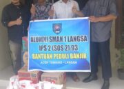 Alumni SMAN 1 LangsaSerahkan Bantuan Korban Banjir