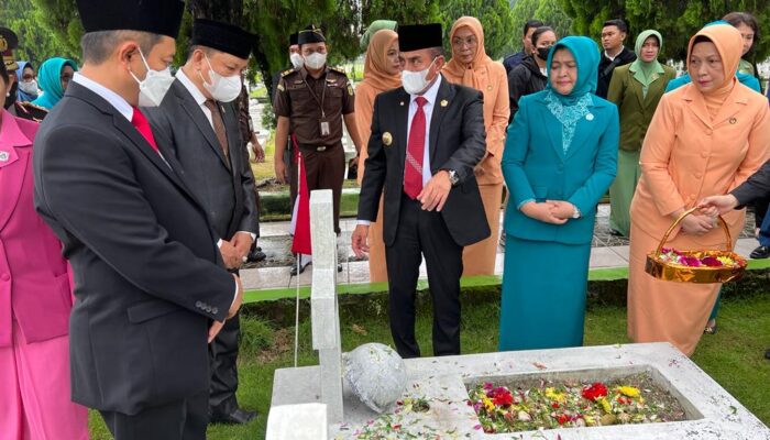 Peringati Hari Pahlawan, GM PLN UID Sumut dan Gubsu Ikuti Upacara dan Tabur Bunga Bersama