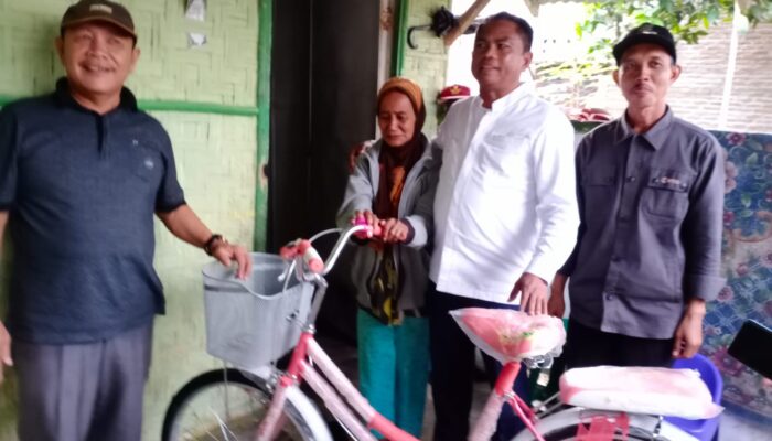 Tuminten Janda Usia 70 Tahun Menangis Dapat Sepeda Dari Bupati Sergai