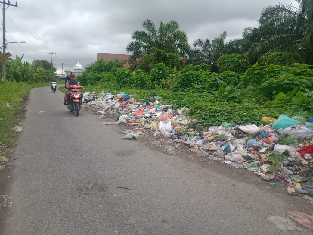 Sampah Menumpuk Di Jl. Kramat Kelurahan Sei Mati