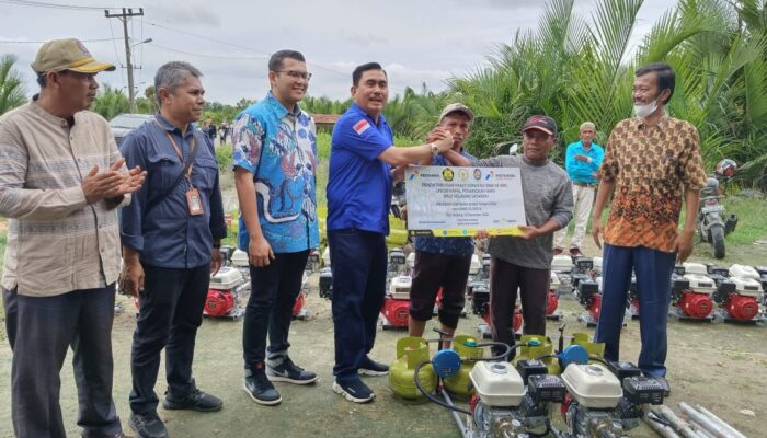 Harga BBM Naik, Hendrik Sitompul Serahkan Ratusan Bantuan Konversi BBM Ke BBG Kepada Petani Dan Nelayan