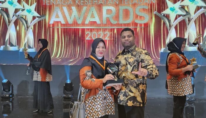 Reni Oktaria, Kader Posyandu PB. Tunong Terima Penghargaan Nakes Teladan