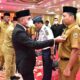 GUBSU Edy Rahmayadi, memberikan ucapan selamat, sembari berdialog kepada salah seorang pejabat yang baru dilantik.Waspada/Ist