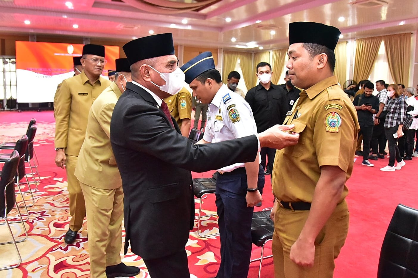 GUBSU Edy Rahmayadi, memberikan ucapan selamat, sembari berdialog kepada salah seorang pejabat yang baru dilantik.Waspada/Ist