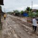 Jl. Rawe 1 Martubung Rusak Parah, Warga Tanam Pohon Pisang
