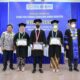 KAPUSBINDIKLAT SDMA, Drs. Dadi Marhadi, MM (kiri) dan Direktur PTKI Medan Poltak Evencus Hutajulu, ST, MT (kanan) diabadikan dengan para lulusan terbaik PTKI Medan pada wisuda sarjana D3, Sabtu (12/11/2022). Waspada/ist