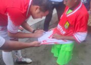 Kena Tendangan Bola, Hafiz Dihadiahi Jersey Adlin