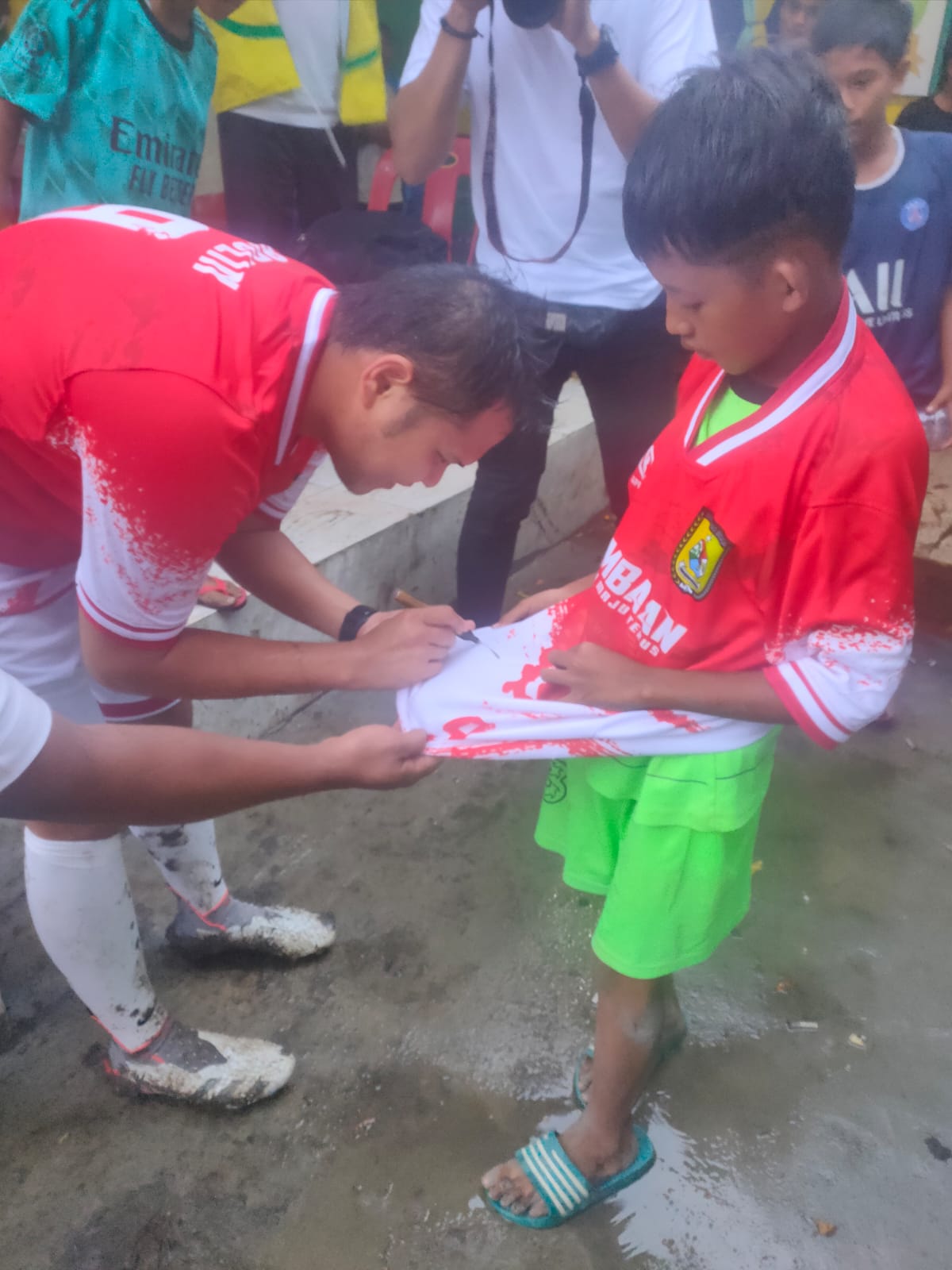 Kena Tendangan Bola, Hafiz Dihadiahi Jersey Adlin