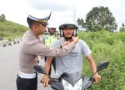 Kasat Lantas Bener Meriah Bagikan Helm