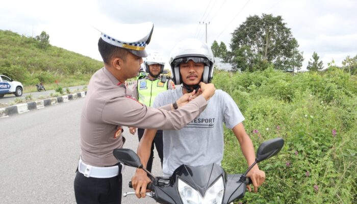 Kasat Lantas Bener Meriah Bagikan Helm
