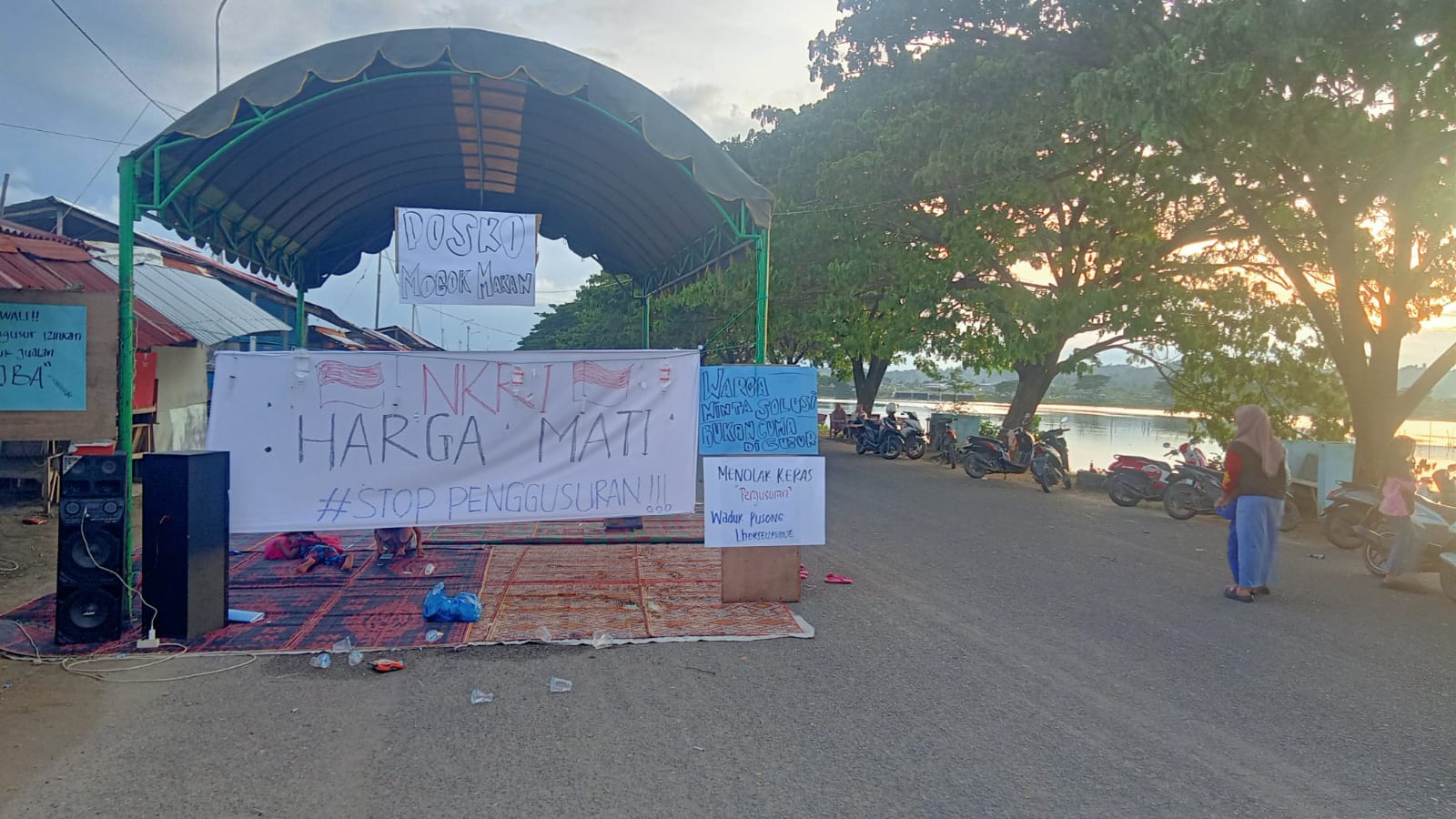 Satpol PP Lhokseumawe Tetap Bongkar Bangunan Permanen Di Waduk