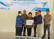 Manager PLN UP3 Bukit Barisan Grahaita Gumelar Serahkan Bantuan Traktor Listrik ke Dinas Pertanian Karo