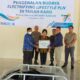 Manager PLN UP3 Bukit Barisan Grahaita Gumelar menyerahkan Traktor Listrik kepada Kepala Dinas Pertanian Metehsa Karo-Karo disaksikan Bupati Karo Cory Sriwaty Sebayang, Kamis (17/11/2022).