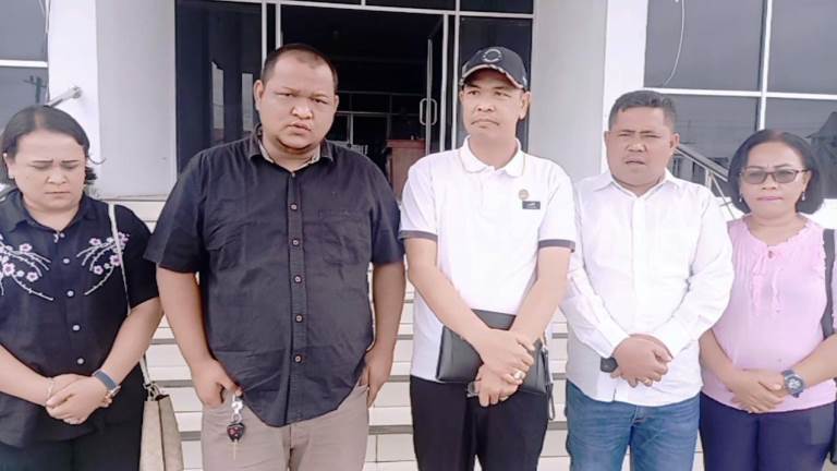 KETUA Fraksi Nasdem Imam Safi'i Simatupang didampingi Adhitia Melfan Tanjung, Emma Erwani Br Sinulingga, Amian Marpaung, Josua Maruduttua Habeahan, Kamis (17/11) di Gedung DPRD Tapteng. Waspada/ist