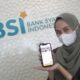BSI MOBILE UNTUK DIASPORA: Seorang karyawati BSI KC Medan S Parman menunjukkan fitur-fitur menarik BSI Mobile lewat smartphonenya, Jumat (18/11). Ke depan, Bank Syariah Indonesia (BSI) akan mengembangkan bisnis internasional dengan meliris layanan BSI Mobile untuk diaspora. Waspada/Surya Efendi
