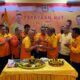Ketua Kosgoro 1957 Sumut Riza Fakhrumi Tahir memberikan nasi tumpeng kepada salah seorang pengurus disaksikan jajaran saat menggelar perayaan HUT ke-65 Kosgoro 1957 di Kantor DPD Partai Golkar Sumut, Jalan Wahid Hasyim Medan, Jumat (18/11). Waspada/mahbubah Lubis