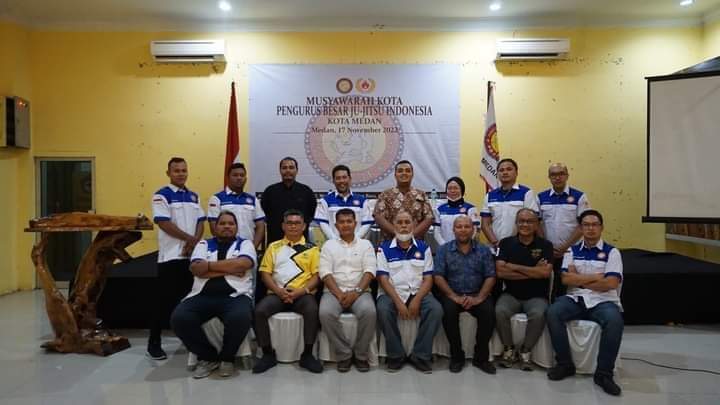 PARA PENGURUS Cabang (Pengcab) PBJI Sumut dan Kota Medan berfoto bersama usai resmi menggelar Musyawarah Kota (Muskot) di Aula Bermartabat Partai Golkar Sumut Jl Wahid Hasym No 12 Medan, Kamis (17/11). Waspada/Ist