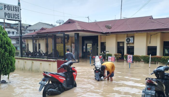 Air Sungai Deli Meluap, Polsek Medan Labuhan Terendam Banjir