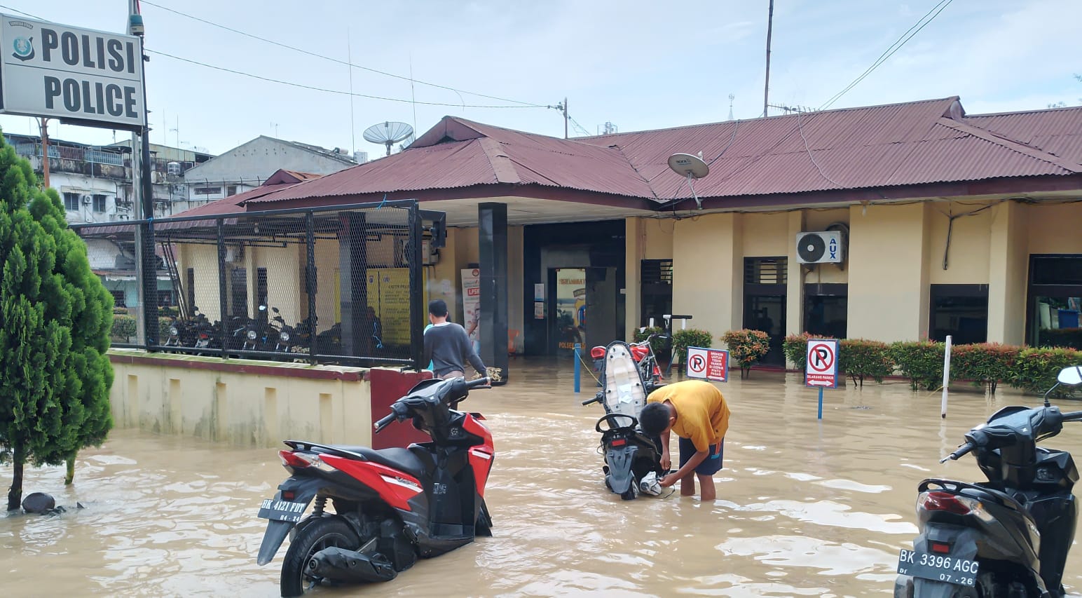 Air Sungai Deli Meluap, Polsek Medan Labuhan Terendam Banjir