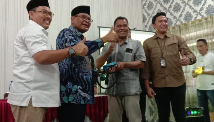 Anwar Idris Serahkan Mesin<br>Boat BBG Ke Nelayan Langsa