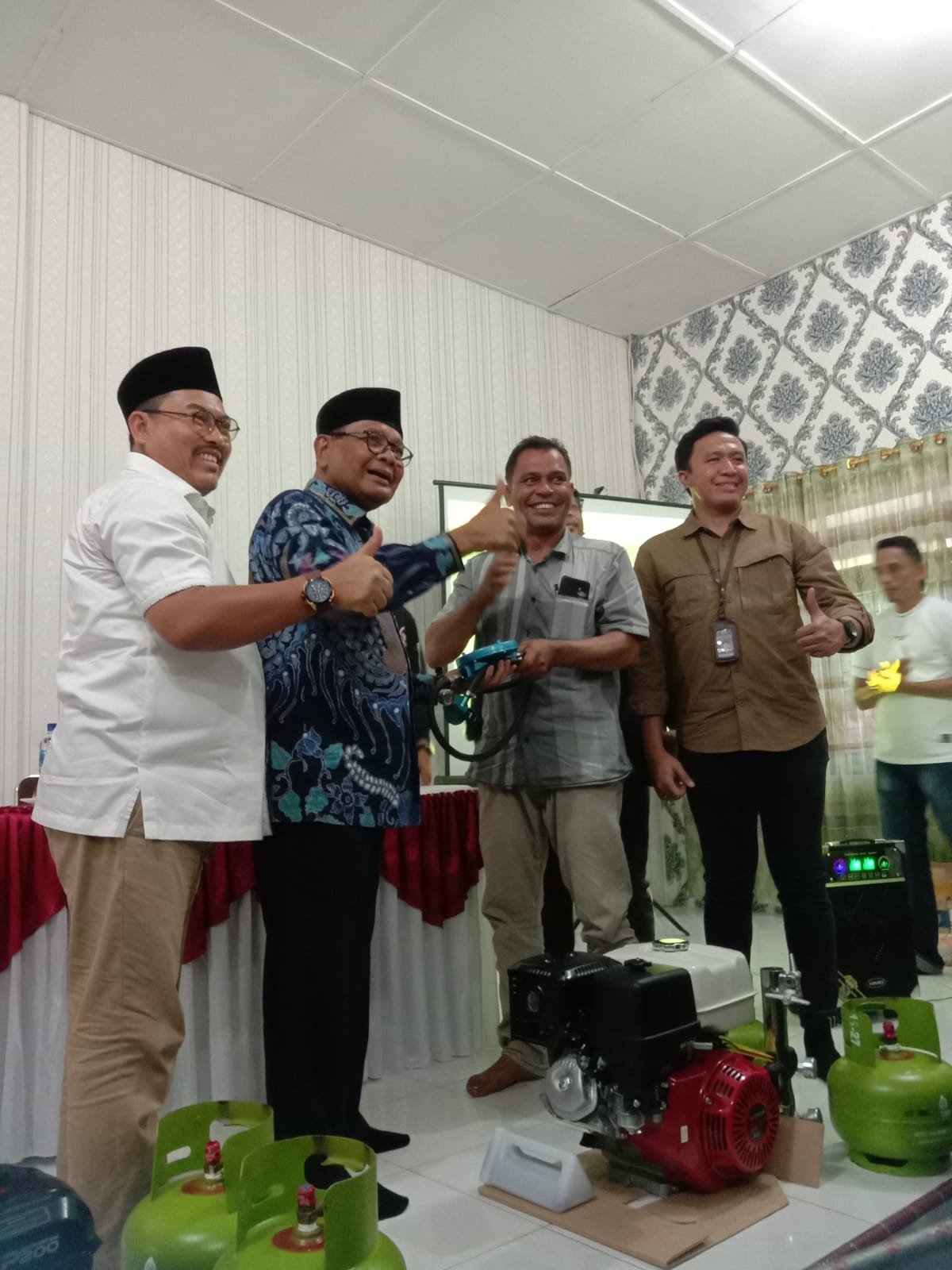 Anwar Idris Serahkan Mesin<br>Boat BBG Ke Nelayan Langsa