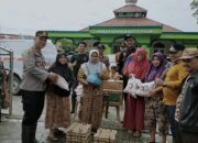 Kapolsek Percut Serahkan Bantuan Kepada Korban Banjir