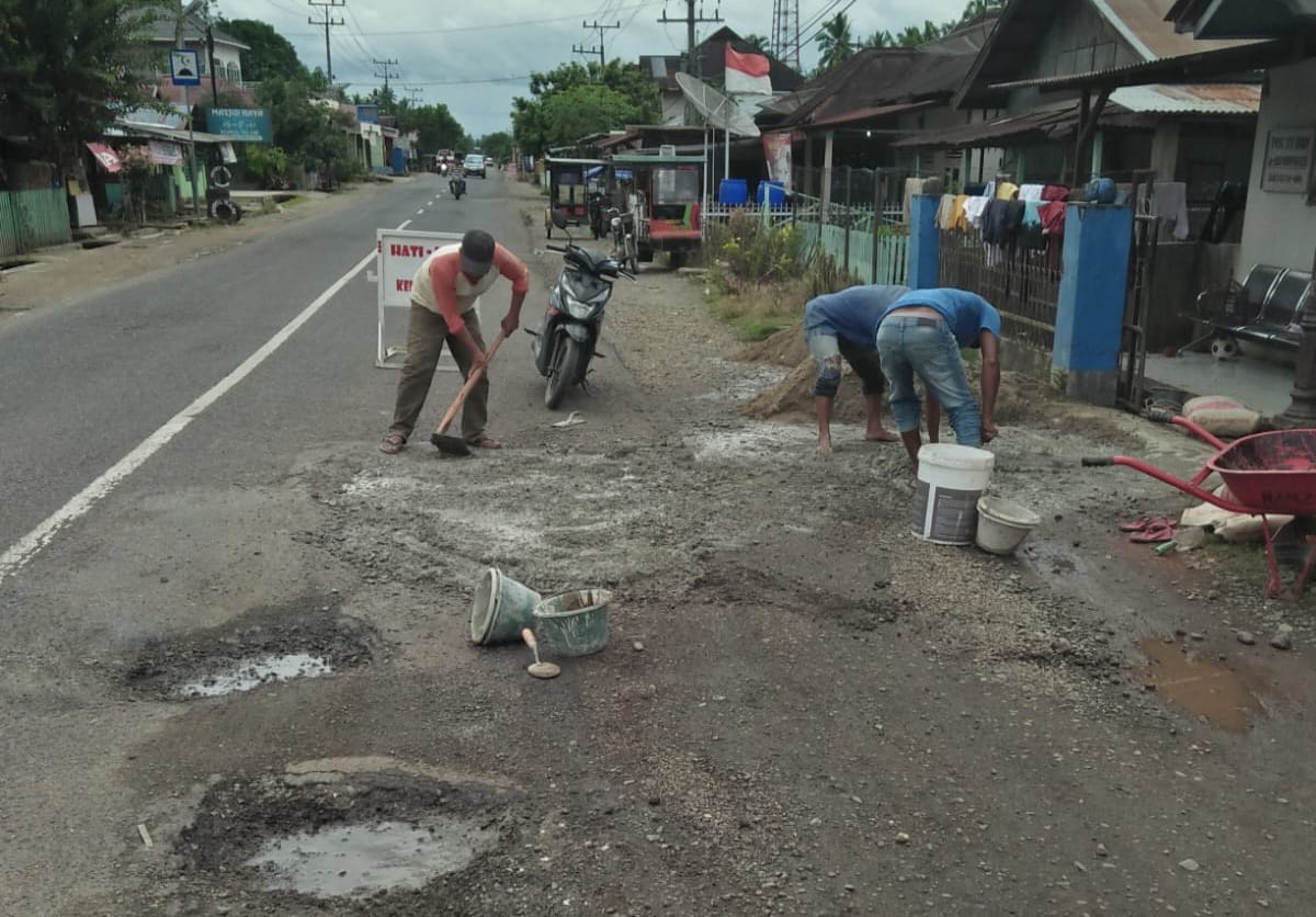 Jalan Sihepeng-Panyabungan Bertaruh Nyawa, Warga Resah